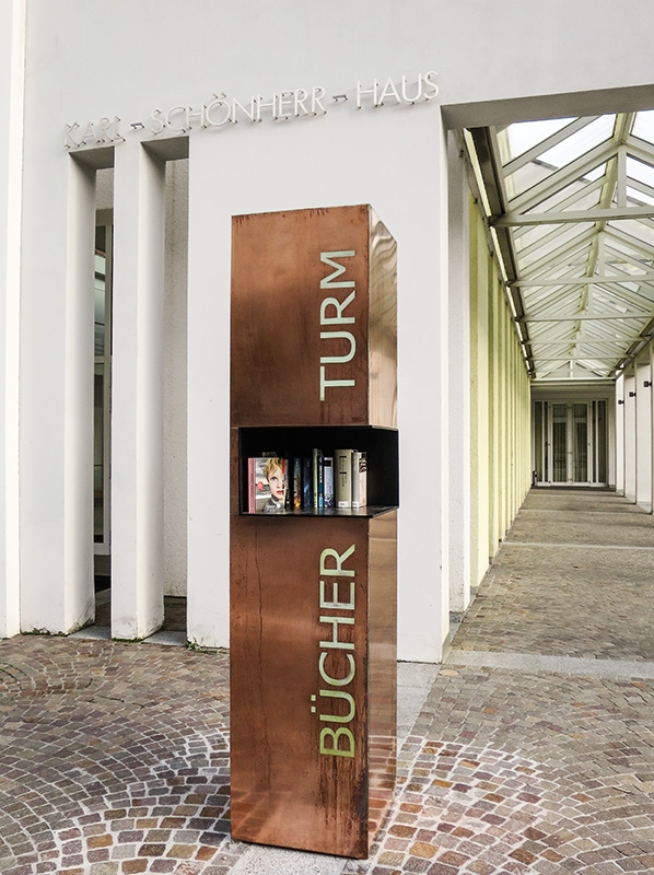 In einer kleinen Feier wurde am 12. Oktober der Bücherturm am Kulturhausplatz von Schlanders der Öffentlichkeit vorgestellt. Vertreter der Gemeinde, des Kulturhauses, des Bildungsausschusses und der Landesberufsschule waren anwesend.  