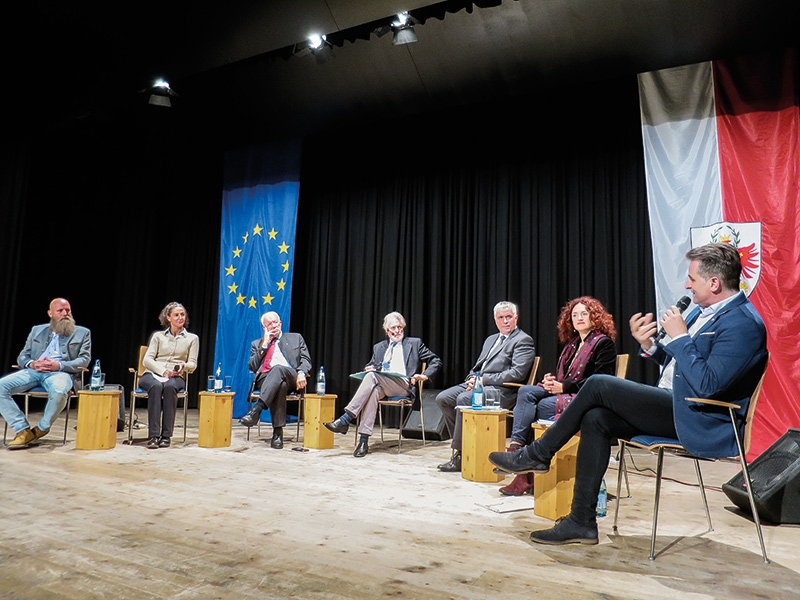 Im Nationalparkhaus Aquaprad gab es am 18. Juli eine lebendige und informative Podiumsdiskussion, organisiert von den Schützen. V.l. Jürgen Wirth Anderlan, Myriam Atz Tammerle, Herwig von Staa, Eberhard Daum, Sepp Noggler, Brigitte Foppa und Alex Ploner