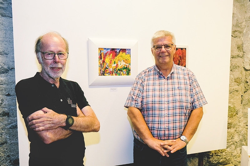Franz Geiger, Galerieverantwortlicher und  Christian Rudig, Obmann des Bezirksmuseumsverein stellten die besondere Ausstellung vor. Im Hintergrund „Stift Marienberg und die Prozession in Burgeis“ Öl von Hans Niss; 30 x 34 cm; pinxit vom 30.06.2017 – 03.07.2017.