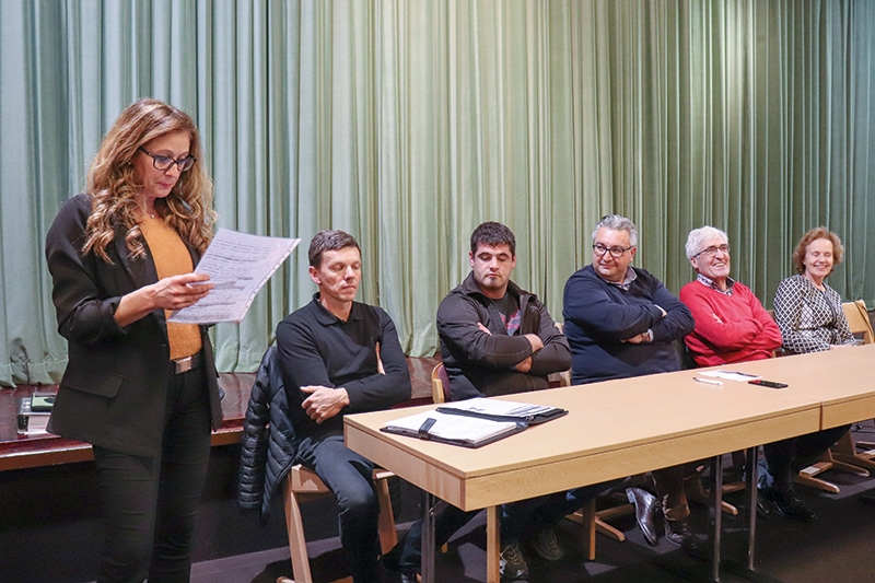 Das Podium: v.l. Dunja Tassiello, Referentin für Friedhöfe, Joachim Tonezzer, Bestatter, Friedhofswart Andreas Pircher, BM Dieter Pinggera, Oswald Tappeiner, Sprengel-Hygienearzt, Martina Born, Dienst f. Hygiene und öff. Gesundheit