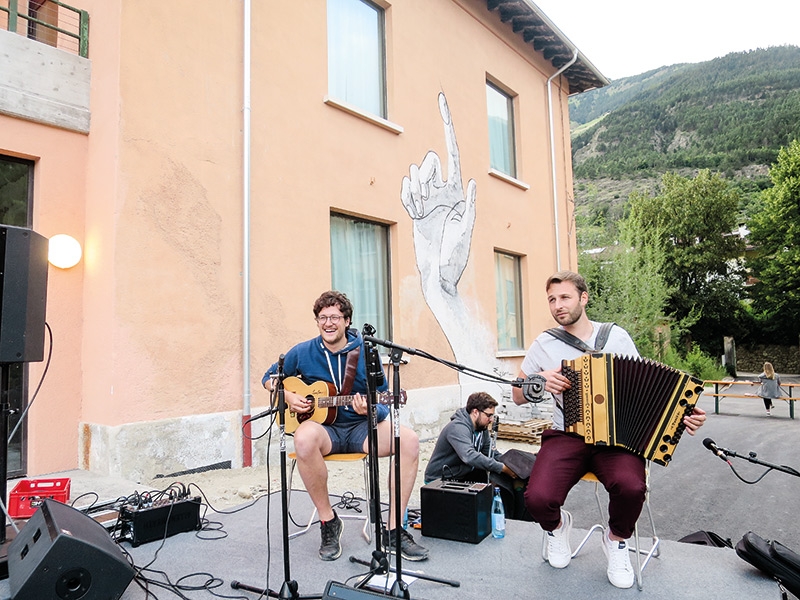 Auf dem Freigelände der Drususkaserne präsentierte David Frank (rechts im Bild), der junge Musiker aus Matsch, auf der Steirischen Harmonika zusammen mit dem Gitarristen Marc Perin aus dem Pustertal einige seiner Lieder aus dem Debütalbum „Amazia“