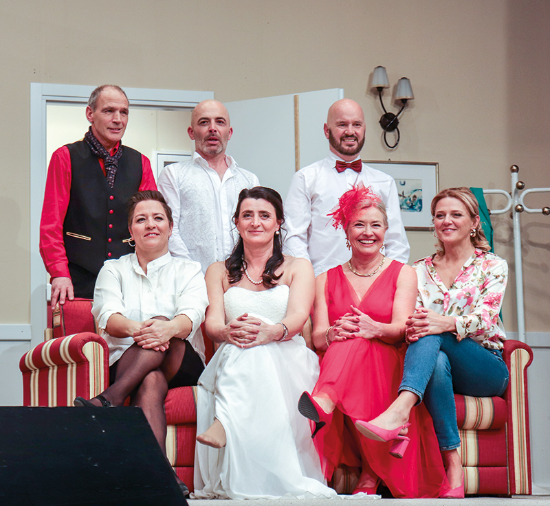 hinten v. l. Dupont (Andreas Lingg), Bill (Michael Stauder), Tom (Martin Klotz),  vorne v. l. Julie (Barbara Donner Thanei), Rachel (Michaela Rainer Lingg), Daphne (Elisabeth Klotz Ritsch) und Judy (Caroline Trafoier)