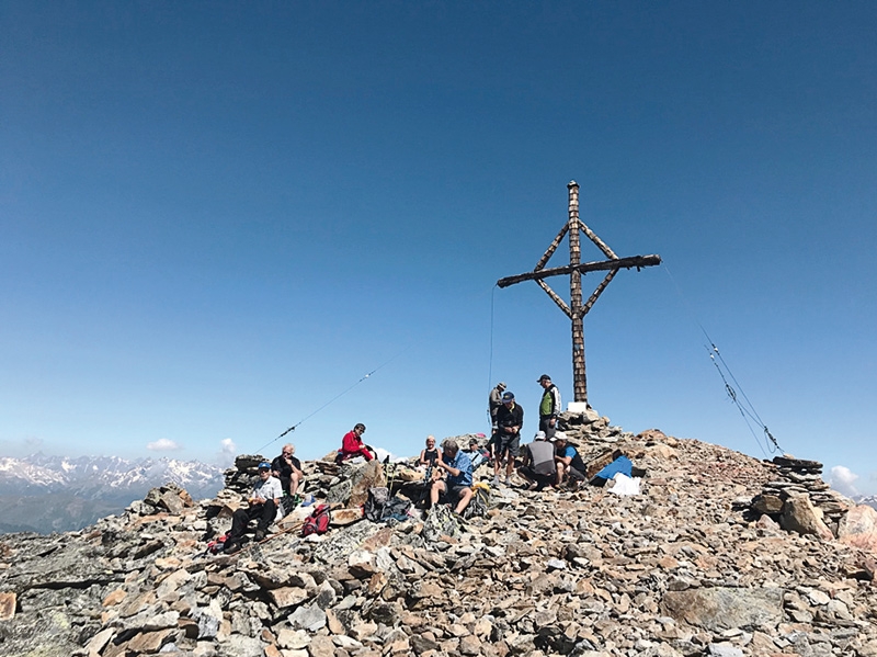 Die Laaser Altherren auf dem Gipfel der Taitschroi: traditionell tragen diese das Holz fürs Herz-Jesu-Feuer auf den Dreitausender