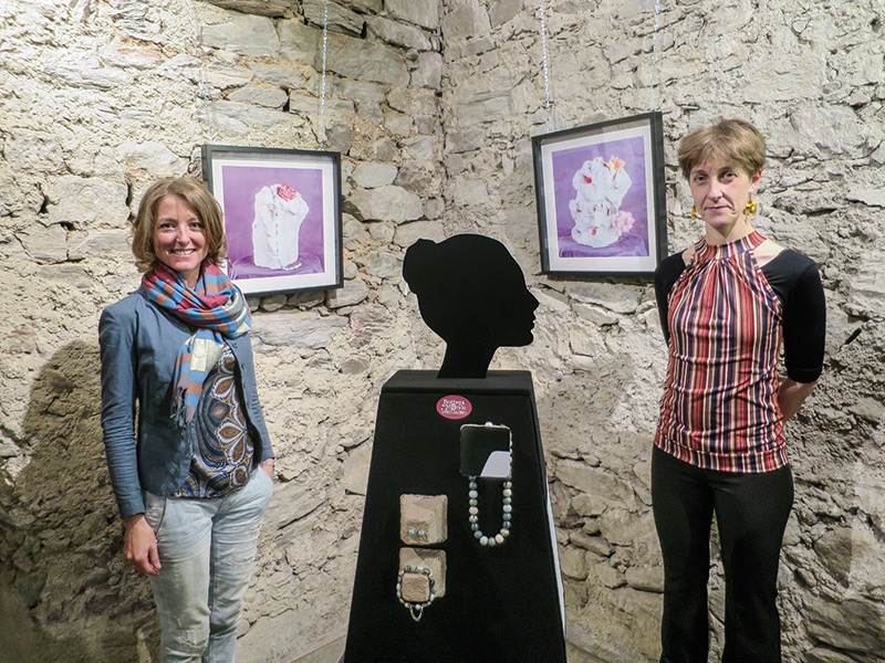 „Schmuck im Schloss“ heißt die Initiative der Südtiroler Weltläden. Brigitte Gritsch (links), die Koordinatorin der Weltläden, erläuterte das Projekt, Brigitte Knapp las eine ihrer Geschichten vor.   