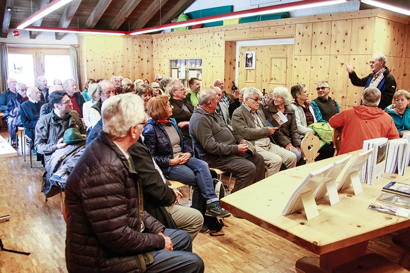 Mitglieder des Freundeskreises Marienberg in der „Biblioteca Jaura“ in Valchava