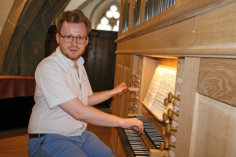 Marian Polin, Jg 1990 Mals/Innsbruck, an der neuen Orgel in der Schludernser Pfarrkirche. Regelmäßig nimmt er erfolgreich an internationalen Orgelwettbewerben teil.  Jüngst hat er ein Stipendium für 2019/2020 der Stiftung Orgelakademie Freiburg in der Schweiz gewonnen.
