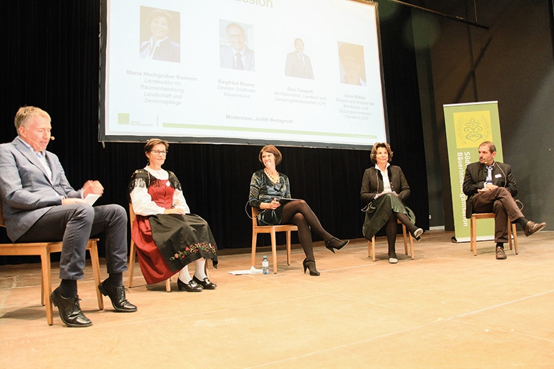Die Diskussionsteilnehmer: v. l. Siegfried Rinner (SBB-Direktor), Anna Bühler (Bäuerin und Beraterin vom Plantahof Graubünden), Moderatorin Judith Bertagnolli, Landesrätin Maria Kuenzer, Duri Campell (Alt-Nationalrat Schweiz und Landwirt)