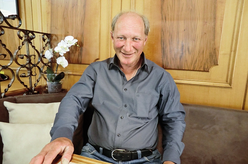 Anfangs trug er die Post noch zu Fuß aus, da die Postverkehr zunahm, baute er sich einen Wagen, den er zuerst von Hand zog, dann durch eine Anhängerkupplung mit dem Rad