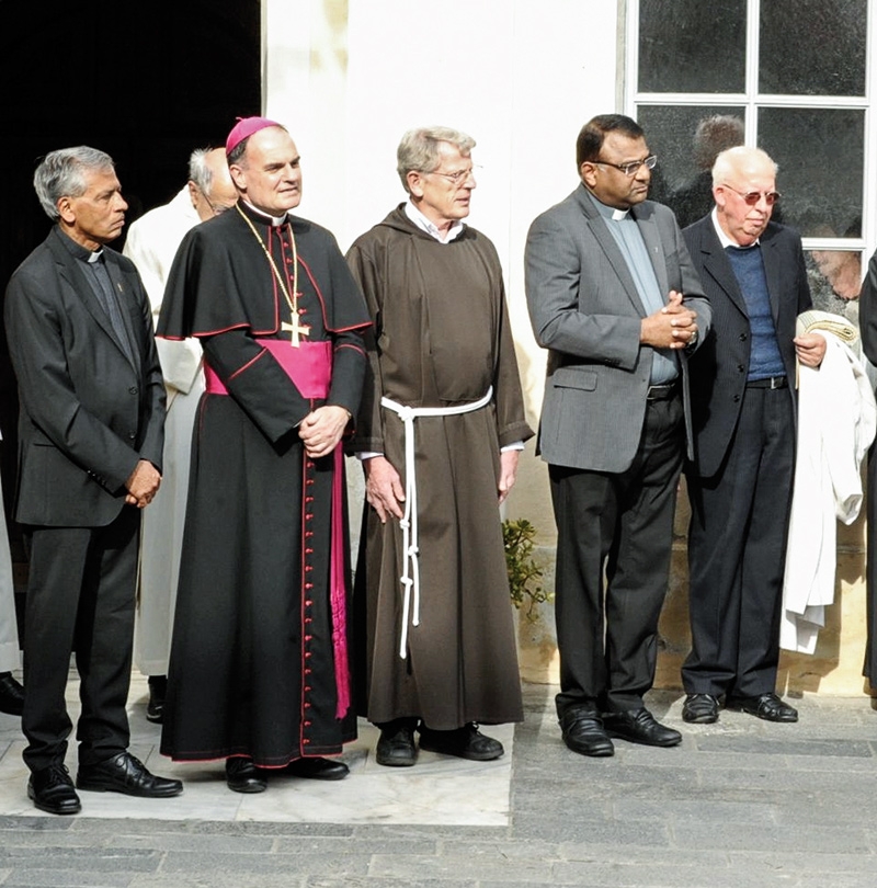 Dekan Josef Mair (rechts) übergibt das Dekanat Schlanders an Mathew Kozhuppakalam (links) von der Gemeinschaft der Missionare des heiligen Franz von Sales. Beim Abschied der Kapuziner am 27. Mai 2018 war davon noch keine Rede. 