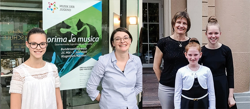links: Sophia Sagmeister auf der Blockflöte und  Judith Felderer freuten sich über den ersten Preis im Bundeswettbewerb  rechts: Myriam Tschenett, mit Stefanie Heinisch und Anna Rinner erreichten den zweiten Preis im Fach Klavier
