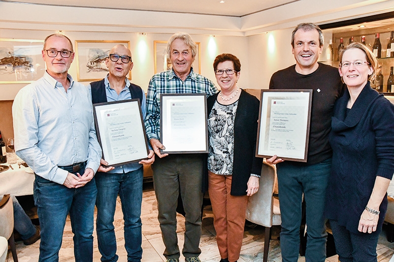 v.l.: Obmann Robert Grüner, Stefano Tarquini, Elmar Dietl, Fahnenpatin  Brigitte Müller, Anton Thomann und die Chorleiterin Sibylle Pichler