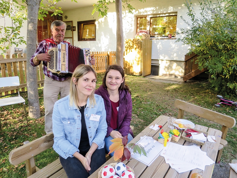 Neben dem Tagesmutterdienst gibt es bereits seit 5 Jahren eine Kita in Prad. Am 11. Oktober beim Tag der offenen Tür kamen mehrere Eltern, aber auch die Tagesmutter Katarzyna Radwanska aus Lichtenberg und der BM Karl Bernhart. V.l.: Paul Longhi, Sandra Ohrwalder, Romina Hauser  