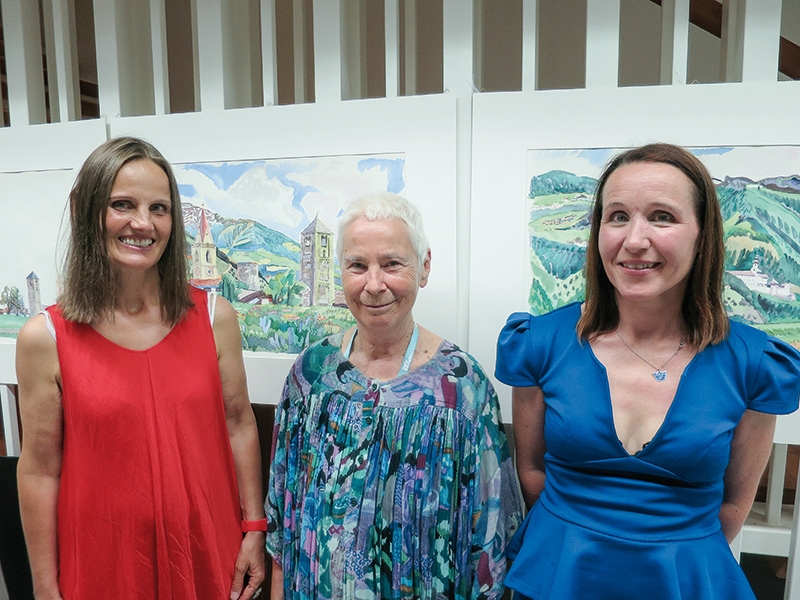 Elisabeth Viertler (links im Bild), die Kinderärztin und aktive Mitarbeiterin des Malser Weges, führte in die Ausstellung von Trude Saltuari Oberegger ein. Organisiert wurde die Ausstellung von der Bibliothek Mals mit der Leiterin Gudrun Kuenrath (rechts im Bild) in Zusammenarbeit mit der Initiativgruppe „Der Malser Weg“. 