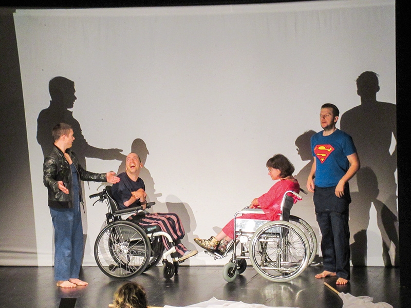 Die Theatergruppe „Teatro la Ribalta – Kunst der Vielfalt“ ist eine besondere Theatergruppe, ihre Aufführungen ein besonderes Theatererlebnis. Es wurde viel gelacht und gab viel zum Nachdenken. 