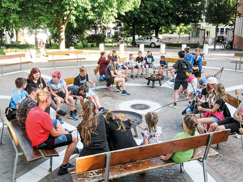 Gemeinsam Spielen, Singen und Maiskolbengrillen auf dem Plawennpark in Schlanders und zum Abschluss ein Lichtermarsch für den Frieden zur Klosterkirche mit P. Mathew. So verbrachten die rund 70 Ministrant:innen der Gemeinde Schlanders ihre lange Nacht der Kirchen. 