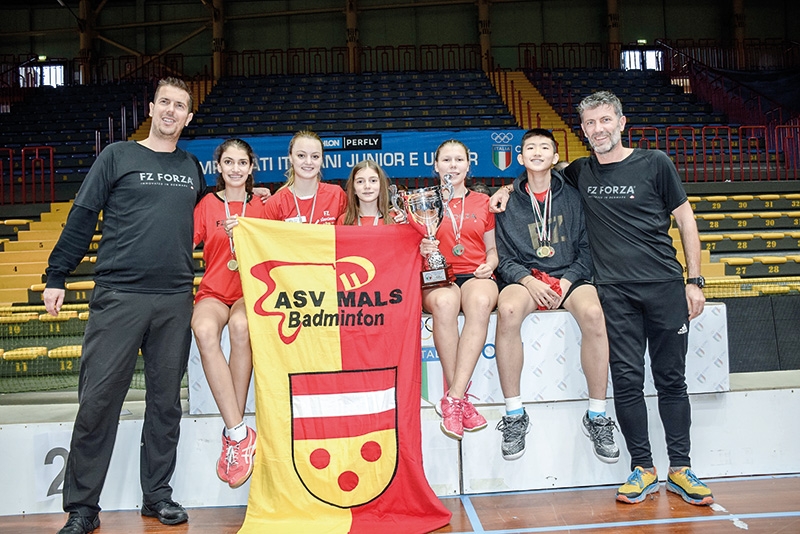 die Titelträger mit Trainer des ASV Mals - von links nach rechts = Trainer Henri Vervoort, Anna Sofie De March, Judith Mair, Maria Lara De March, Carolin Rauner, Luca Zhou, Mental Coach Valentin Piffrader