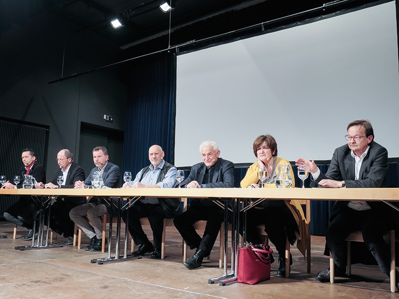 Bei einer gut besuchten Diskussion im Kulturhaus von Schlanders wurde am 23. Jänner über verschiedene Verkehrsprojekte im Vinschgau diskutiert: V.l.: BM Ulrich Veith, BM Andreas Tappeiner, L. Abg. Hanspeter Staffler, Herbert Raffeiner (Moderator), Hermann Knoflacher, BMin Roselinde Gunsch Koch und Helmuth Moroder