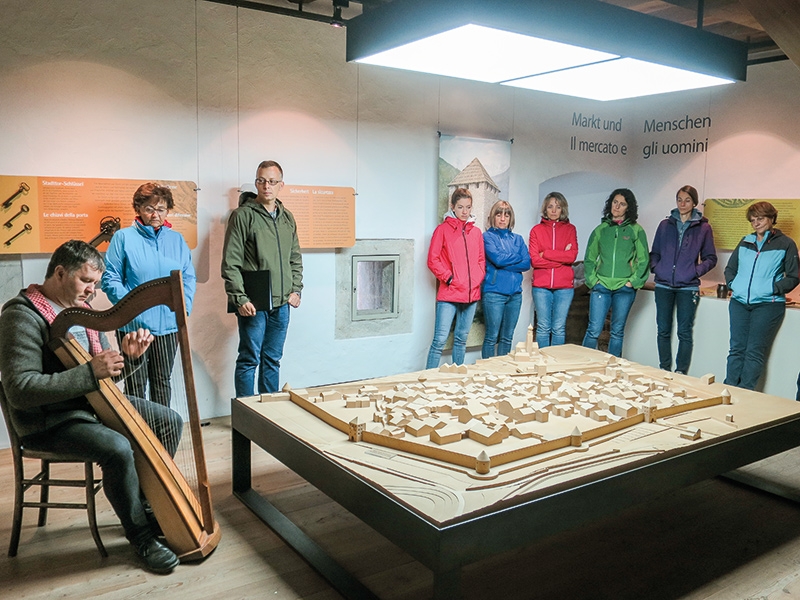15 Personen trafen sich um 7 Uhr in der Frauenkirche in Glurns, um gemeinsam mit Gernot Niederfriniger und Christof Anstein einen musikalisch-literarischen Stadtrundgang zu unternehmen. Abgeschlossen wurde das „Morgenerwachen“ mit einem reichhaltigen Frühstück im Stadtsaal.