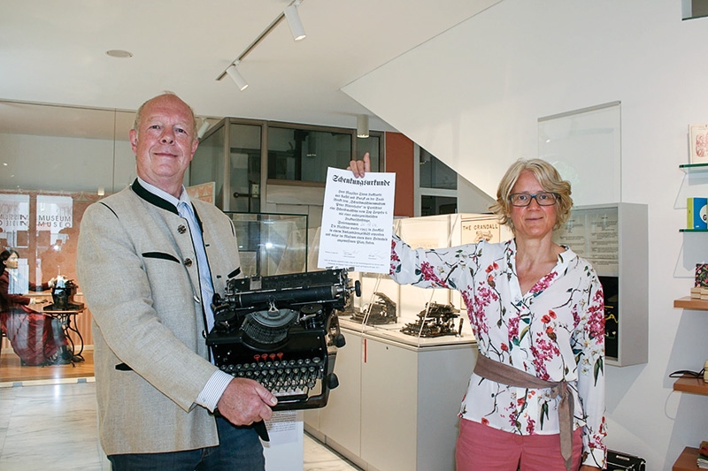 Timm Luckhardt mit Museumsleiterin Maria Mayr