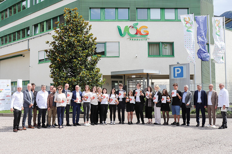 Preisverleihung am Sitz der VOG Products in Leifers mit den Preisträgern und den Projektpartnern des Köcheverbandes SKV. Die Preisträgerinnen aus dem Vinschgau sind: Lisa Fleischmann (Schlanders), Vanessa Pratzner und Marilena Mazzagg (Obervinschgau)