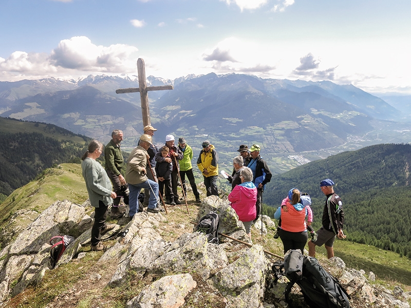 Segnung des Kreuzes durch Bernarda Asper Gostner (mit weißem Zettel in der Hand)