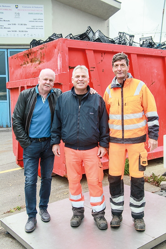 v.l: der für den Recyclinghof zuständige Naturnser Gemeindereferent Helmut  Müller, Recyclinghofleiter Roland Parth  und Mitarbeiter Walter Gurschler