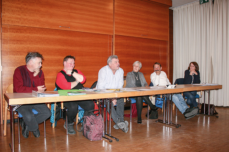 Jahresversammlung des Theaterbezirks Vinschgau im Kulturhaus von Schlanders: v. l. Roger Wieser, Nadia Senoner, (beide Vorstandsmitglieder), Helmut Burger (STV Geschäftsführer), Veronika Fliri (Bezirksobfrau), Hubert Platzgummer und Heidemarie Stecher (beide Vorstandsmitglieder)