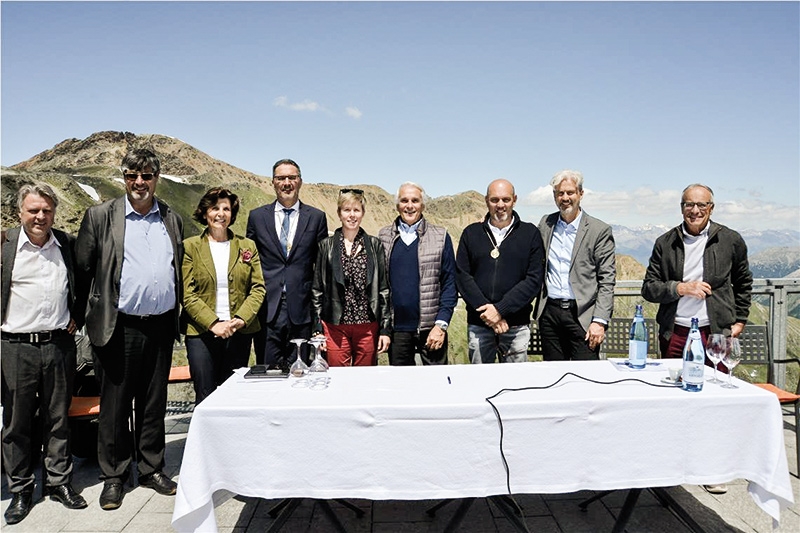 Gruppenbild nach der Unterzeichnung der Vereinbarung Land Südtirol-Region Lombardei zum Stilfser Joch