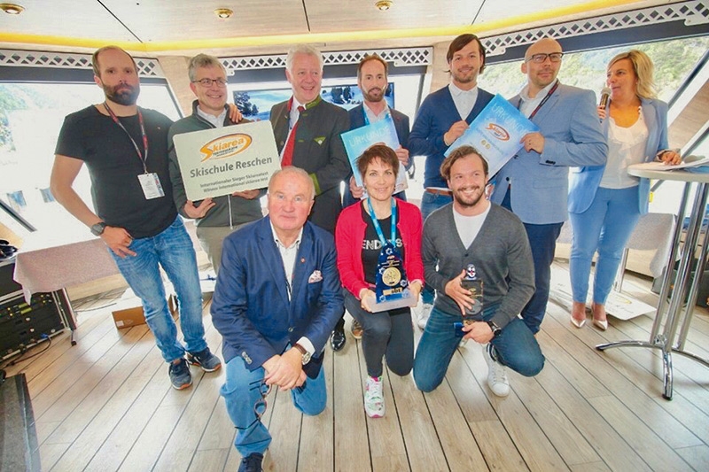 Bei der Preisverleihung am Achensee hinten v.l.: Rudi Punt, Roland Reinalter, der Vize-Bürgermeister von Eben am Achensee Josef Rieser, Skischulleiter Peter Hohenegger, Patrick Felderer, Geschäftsführer Axel Halder und Moderatorin Silvia Fontanive;  vorne v.l.: Skiareatest-Präsident Klaus Hönigsberger, Tiziana Scisci und Peter Felderer 