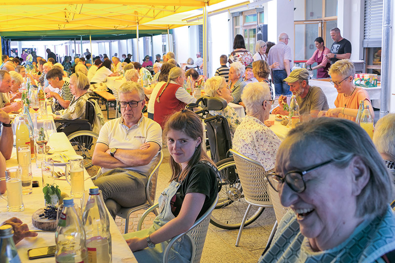 Am 27. Juli gab es im Martinsheim Mals das traditionelle Sommergrillfest mit Musik und köstlichen Speisen für die Heimbewohner, die Angestellten, Angehörigen und freiwilligen Helfer. 