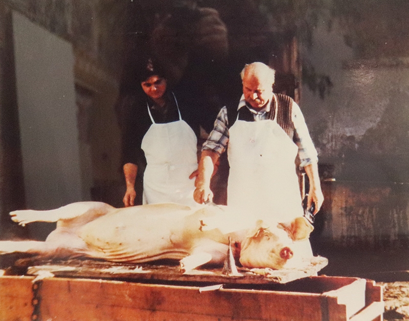 Walter Sagmeister, damals junger Metzgerlehrling, mit seinem Vater Fritz Sagmeister, genannt „Metzger Fritz“ beim Schlachten in den 1970er Jahren