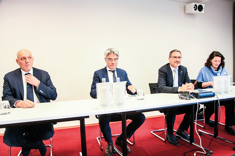 v. l.: Massimo Sertori, Assessor der Region Lombardei, der Regierungspräsident des Kantons Graubünden Mario Cavigelli, LH Arno Kompatscher und die Nordtiroler Verkehrsreferentin Ingrid Felipe