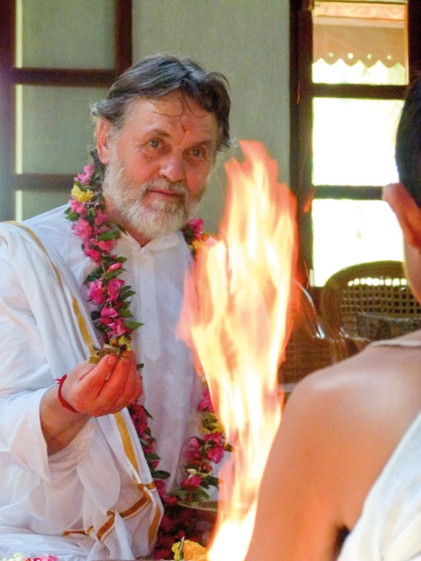 Peter Tappeiner bei einem vedischen Feuerritual zur Belebung der Naturgesetze