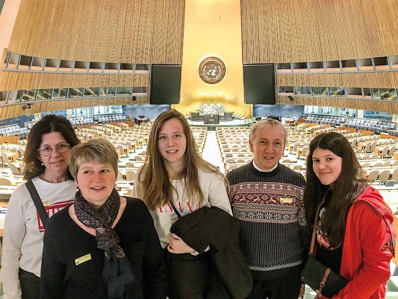 Heidi Maurer, Astrid und Katja Trafoier, Martin Trafoier, Maria Ohrwalder im Sitzungssaal der Vereinten Nationen in New York