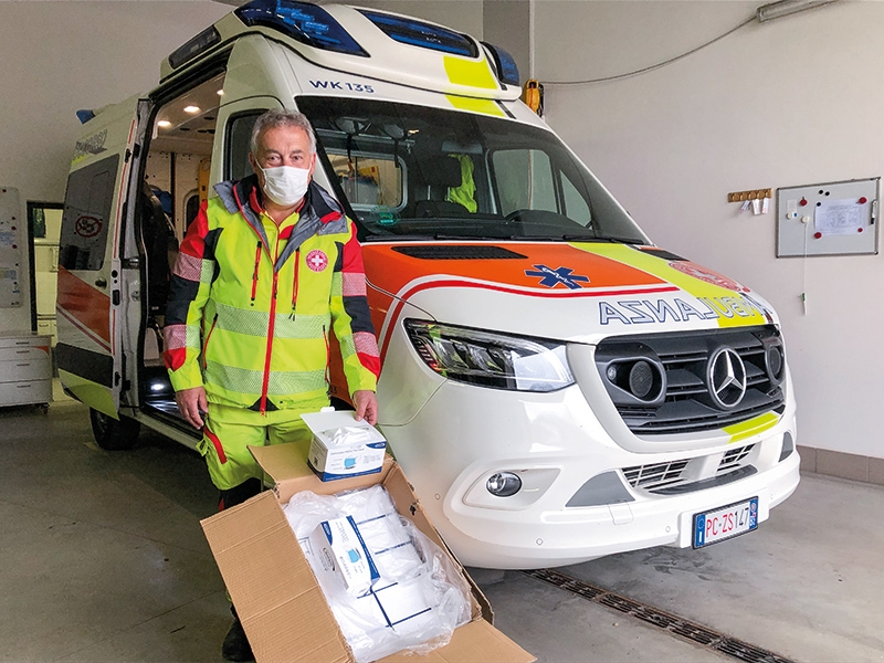 Der Leiter der Sektion Weißes Kreuz in Mals Peter Kofler nimmt die Atemschutzmasken in Empfang