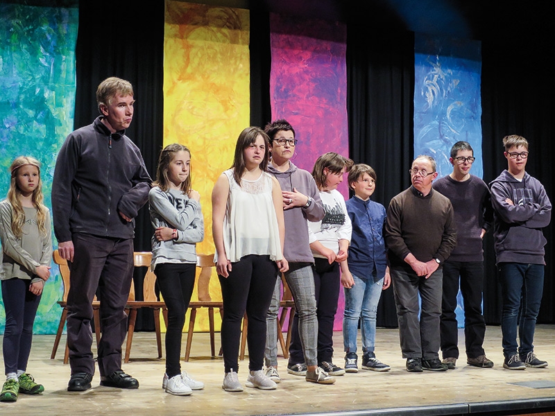 In der Aktionswoche „Unsere kunterbunten Begegnungen´19“ der Werkstatt für Menschen mit Behinderung gab es Musik, Tanz und Theater. Am 17. Mai wurde das Theaterstück „vollwertig.wertvoll“ der integrierten Volkshochschule Vinschgau aufgeführt.     