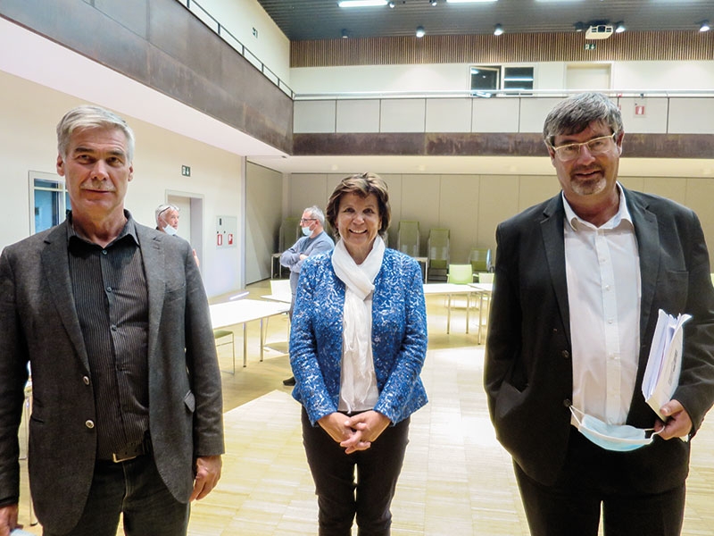 Der SVP-Bezirksobmann und Parlamentarier Albrecht Plangger und sein Stellvertreter, der BM Helmut Fischer luden die Landesrätin Maria Hochgruber Kuenzer zu einem Informationstreffen über das neue Landesgesetz „Raum und Landschaft“ nach Latsch ein. Im entsprechenden Abstand und mit Maskenschutz wurde recht heftig diskutiert und auch von vielen der Unmut über die fehlende Klarheit bei der Durchführung des Gesetzes geäußert. 