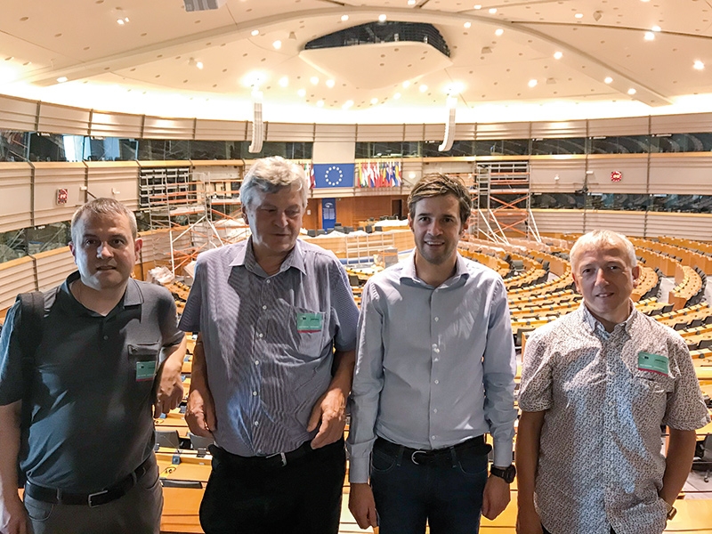 Paul Schwienbacher, Franz Sapelza, Stephan von Marsoner und Martin Trafoier im Plenarsaal des Europaparlaments