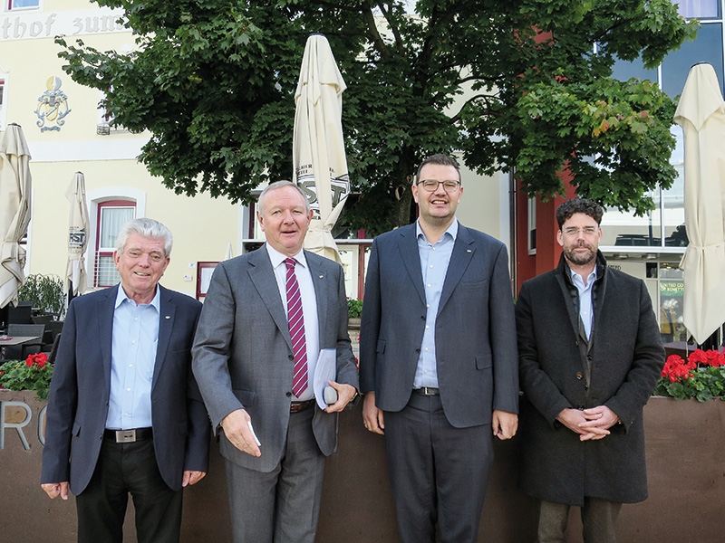 Bei der Pressekonferenz erläuterten die HGV-Vertreter, welchen Beitrag der Tourismus zum Wohlstand Südtirols beigetragen hat, welches die Herausforderungen und die weiteren touristischen Entwicklungen sind, v.l.: Karl Pfitscher, Manfred Pinzger, Hansi Pichler und Thomas Gruber