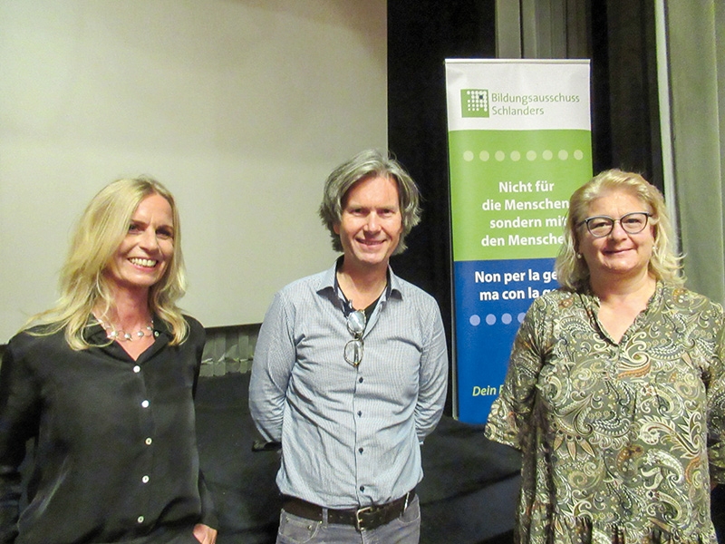 Die Rai-Journalistin und Moderatorin Gudrun Esser, Amtsdirektor Peter Kasal und Gudrun Warger, die Vorsitzende vom Bildungsausschuss Schlanders. 
