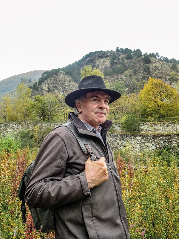 Die große Leidenschaft von Roland Rieder, 1951 im Pustertal geboren, ist das Fotografieren und Filmen. Am 15. November wird in der Mittelschule Prad um 19:30 Uhr sein neuester Film „Spuren der Vergangenheit - Eine Wanderung durch die Landschaft und Geschichte des Vinschgaus“ gezeigt. 