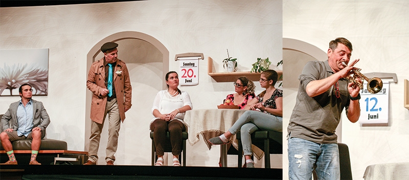 links: v.l. Michael Pircher, Hubert Peer, Renate Riedl Gunsch, Juliane Wiesler Blaas und Lara Brighenti;  rechts: Vinzenz Fliri als Anton Knopf in seiner Parade-Rolle mit „seiner geliebten Klara“