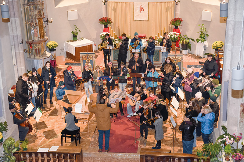 Zum Abschluss des Glurnser Orgelherbstes spielten Musikschülerinnen und Musikschüler der Musikschule Oberer Vinschgau in der Pfarrkirche Glurns verschiedene Werke aus der Barockzeit