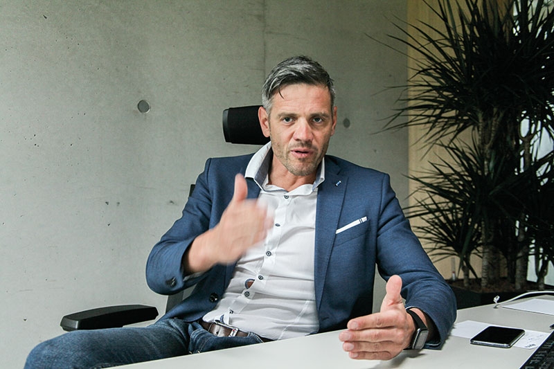 Alexander Telser ist seit 2015 Präsident des Vinschgauer Energiekonsortiums VEK.  Mit der Vertragsunterzeichnung im Dezember 2015 hat das VEK die Stromnetze in den Gemeinden Laas, Schluderns, Glurns, Taufers, Mals und Graun übernommen. Ab 1.1.2017 betreut das VEK das Stromnetz in Eigenregie. Bereits 2016 kam die Strommarke „VION - unser Strom“ hinzu. Damit ist das VEK in den Stromverkauf eingestiegen. Seit 2020 ist das VEK mit „VION - unser Netz“ als Provider für Glasfaser aktiv.
