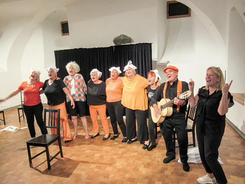 Am 25. August präsentierte das Seniorentheater „Überholspur“ im Bildungshaus Schloss Goldrain ihr neuestes Stück „Orangenduft“. Für die Senior:innen gab es viel zu lachen. Es gab aber auch Nachdenkliches über Verluste nahestehender Personen und die Einsamkeit der Senioren. Im Bild ganz rechts die Spielleiterin Maria Thaler Neuwirth.