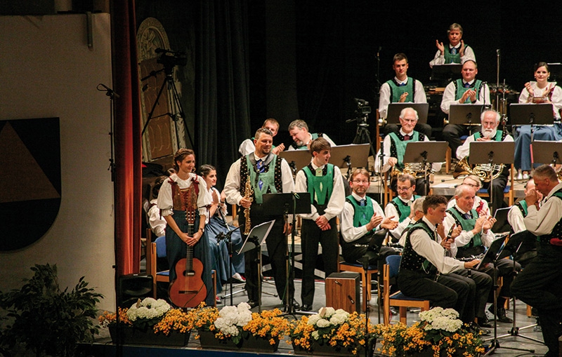 Links das Trio Anna Weithaler, Andreas Lamprecht und Loris  Gitterle und rechts ein hocherfreuter Kapellmeister Dietmar Rainer