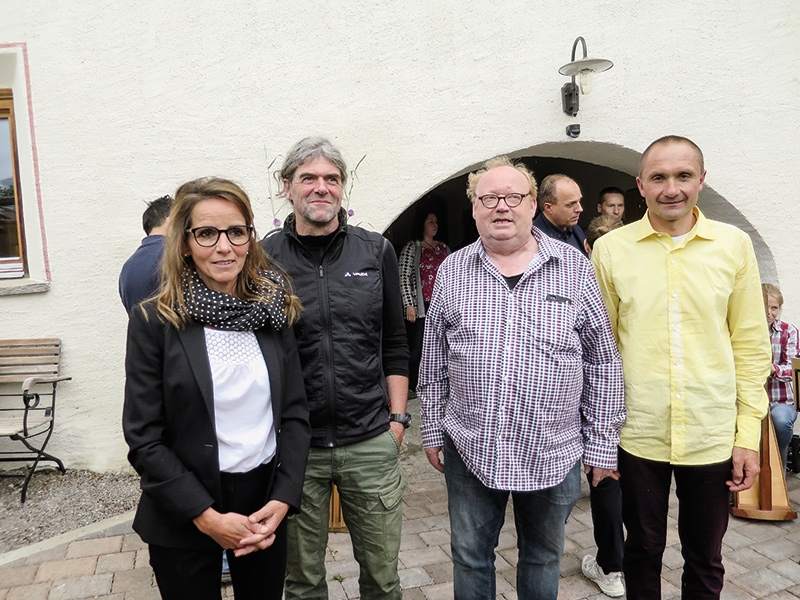 Seit April 2017 ist der Paulihof in Mals ein wichtiger Treffpunkt, ein Ort für Menschen im Obervinschgau zur Förderung der psychischen Stabilität und Gesundheit. Am 27. Mai wurde das Ausbildungsprojekt zum EX-IN-Genesungsbegleiter vorgestellt. V.l.: Karin Tschurtschenthaler, die Direktorin der Sozialdienste in der Bezirksgemeinschaft Vinschgau, Roman Altstätter, der Strukturleiter des Schlanderser Treffpunktes, Andreas Jung, Soziologe und selbst Betroffener und EX-IN-Ausbildner und Albin Kapeller, EX-IN-Genesungsbegleiter    