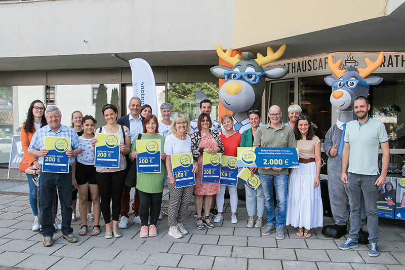 Die Prämierung der Gewinner:innen der hds-Aktion im Bezirk Vinschgau „do leb i do kaf i“ fand am 10. Juni vor dem Rathauscafe am Lacusplatz in Latsch statt