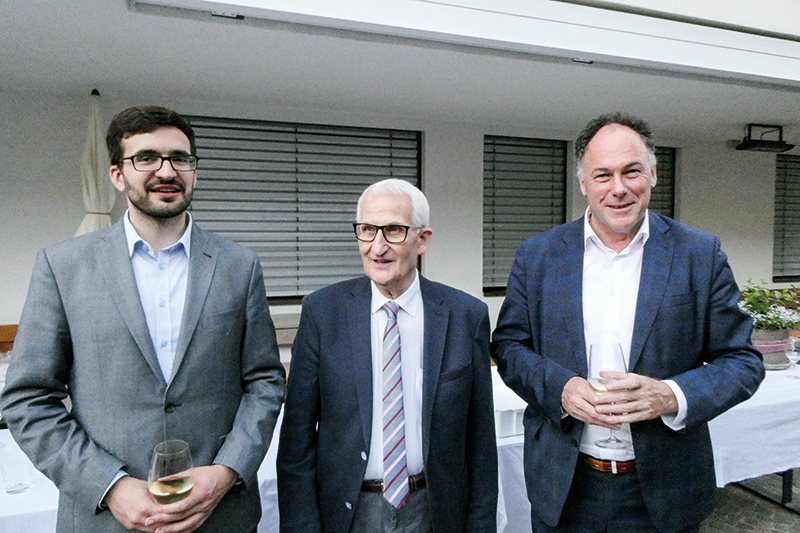 Die drei Autoren v. l. David Fliri, Hermann Theiner und Leo Andergassen beim Pflichtumtrunk im Hof des Annenbergheimes Latsch