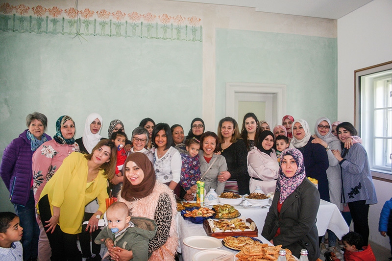 Die Frauen bedankten sich bei der KinderbetreuerIn Erika Klotz (hintere Reihe links) und den Kursleiterinnen Sieglinde Angerer und Vanessa Cahuana (Bildmitte) und den MitarbeiterInnen der GWR mit einem köstlichen Buffet 